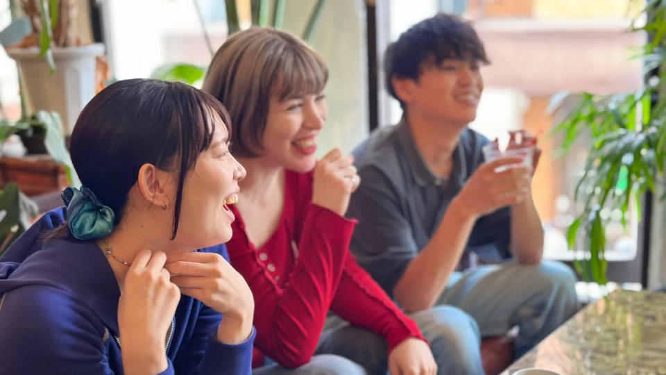 英会話カフェの無料体験で楽しく話す様子
