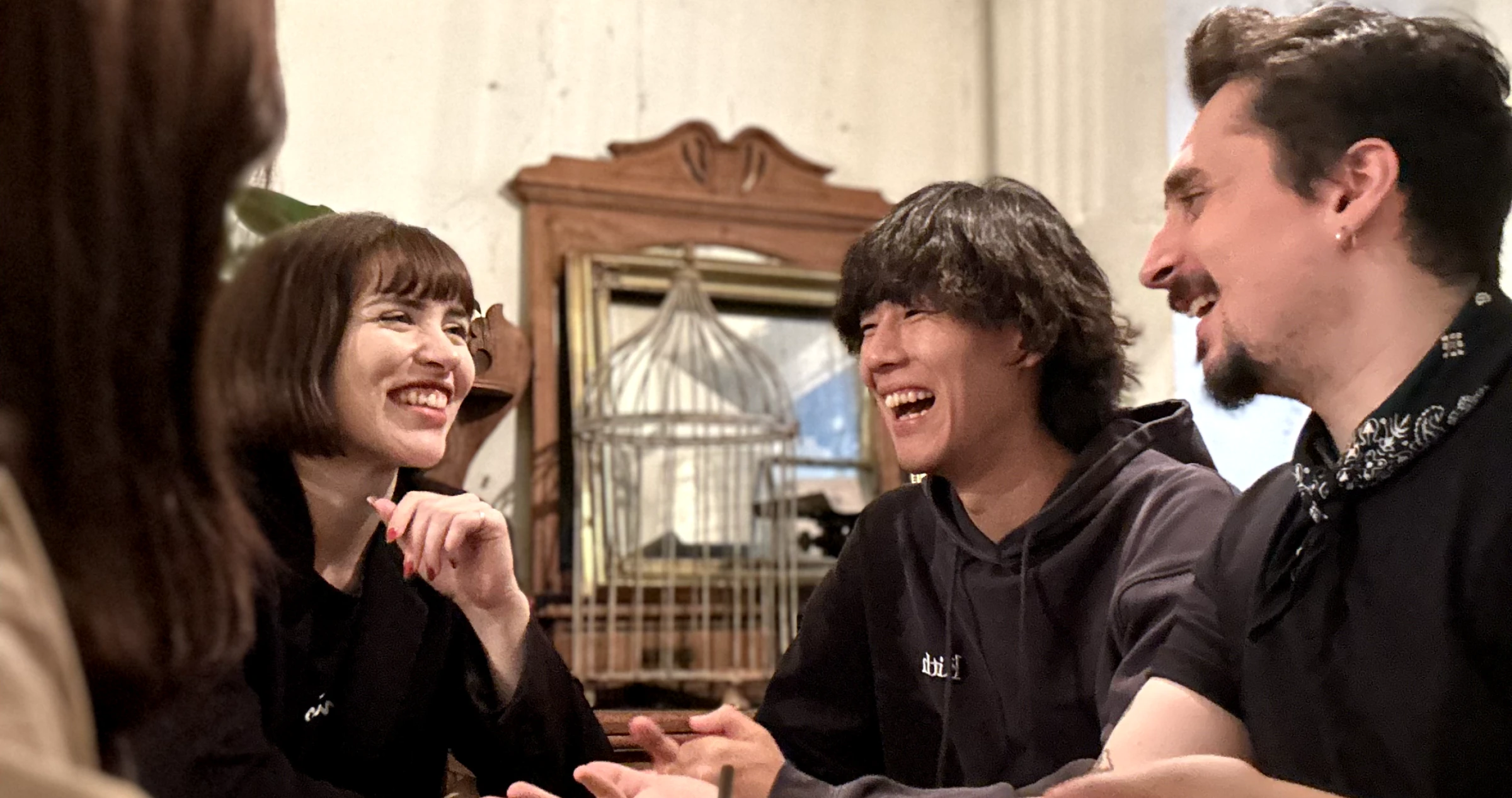 英会話カフェの無料体験で楽しく話す様子