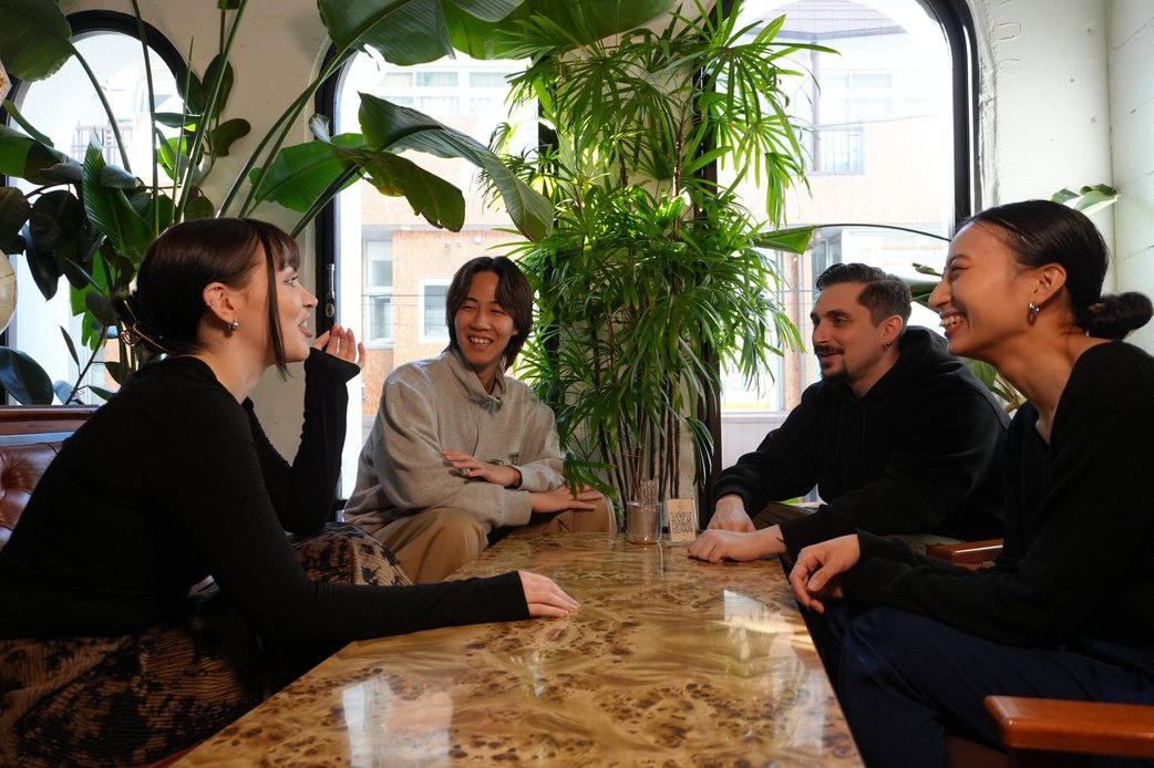 英会話カフェLanCulで外国人メイトと国際交流する様子