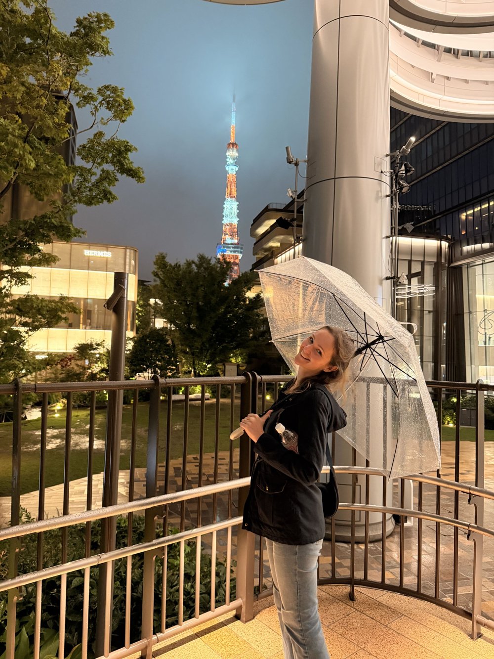 東京タワーを背景に傘を持つLindaさん