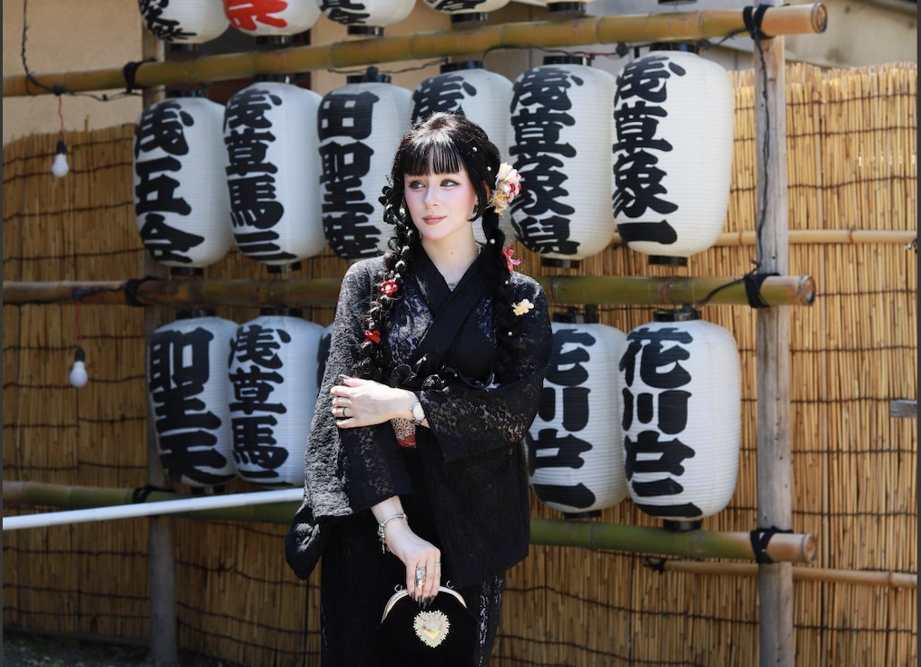 提灯の前に立つ着物姿のSaraさん