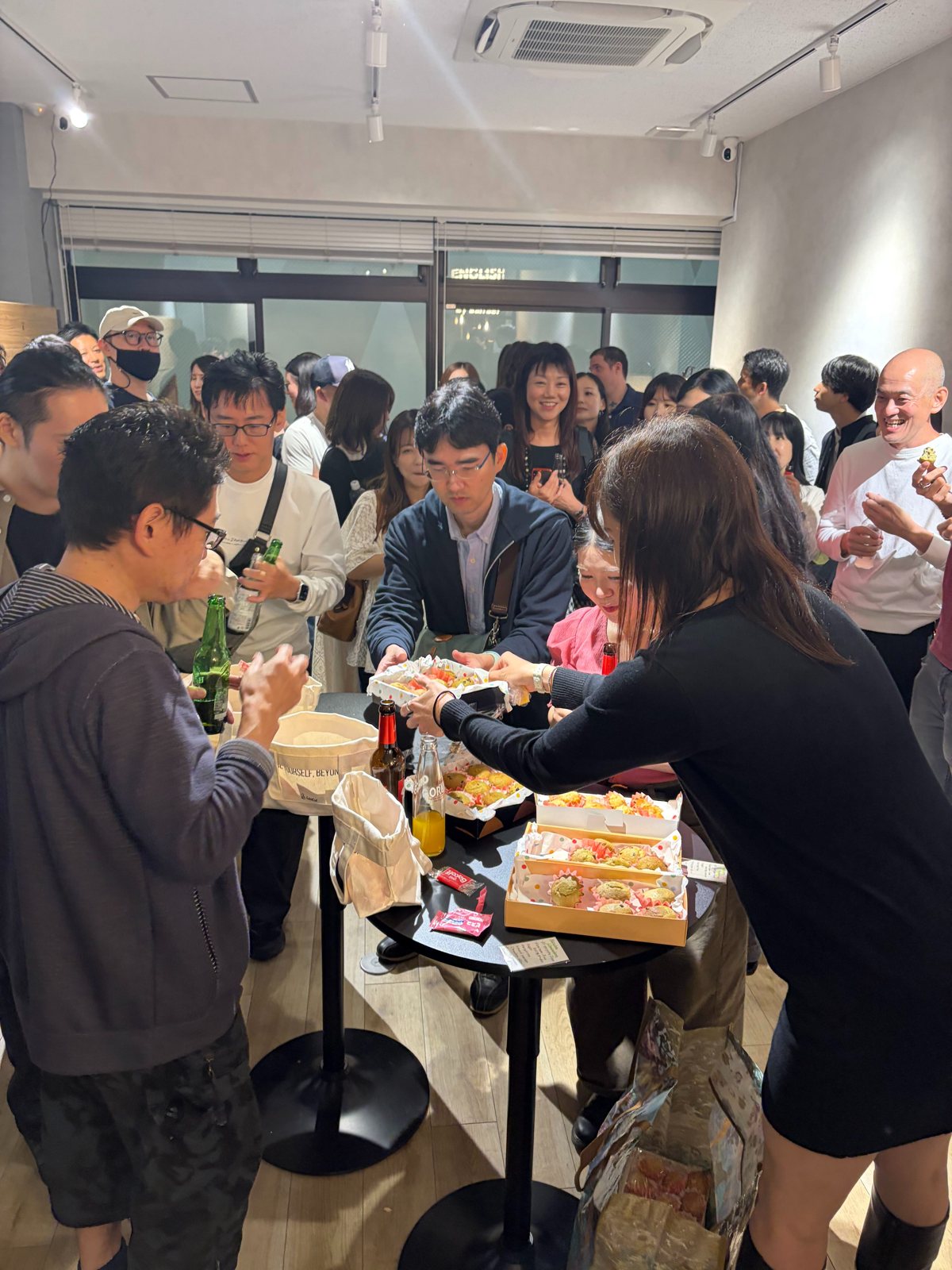 ドリンクと軽食を囲んで話す参加者