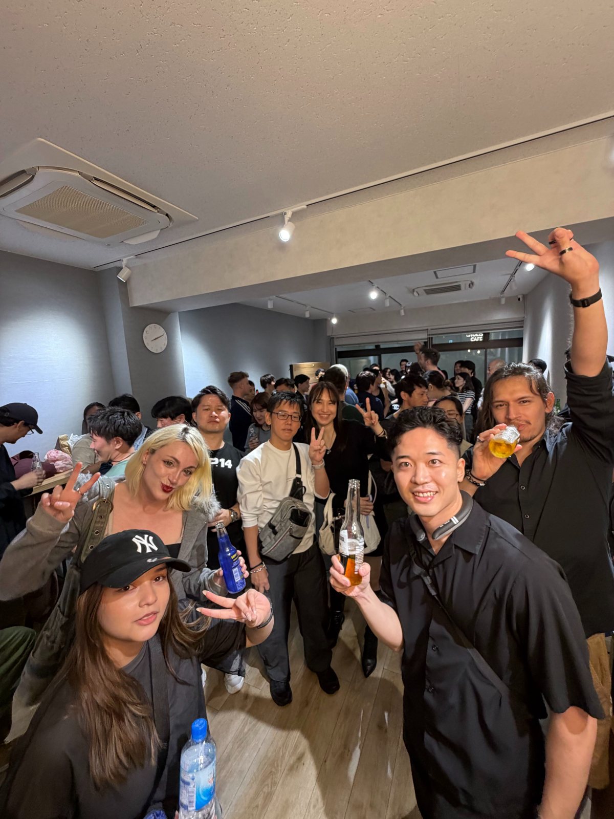 笑顔で乾杯する参加者たち