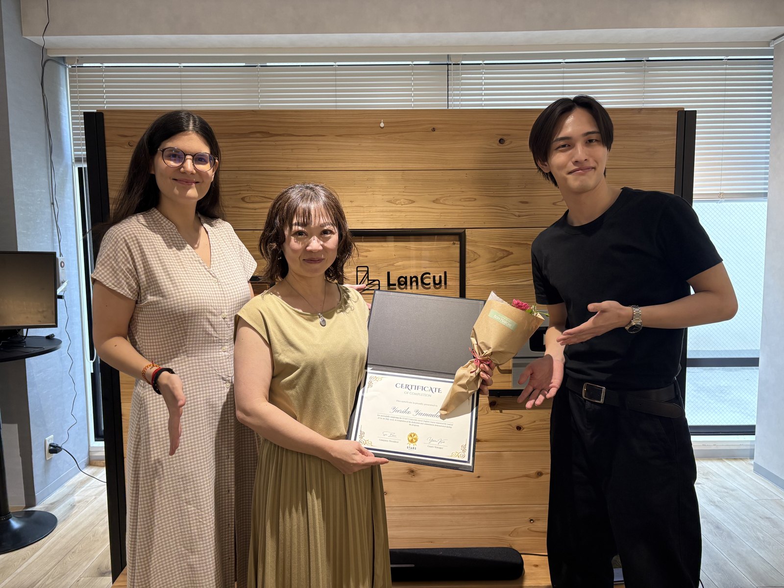 STAR'S University の修了式で修了証を受け取るYurikoさん