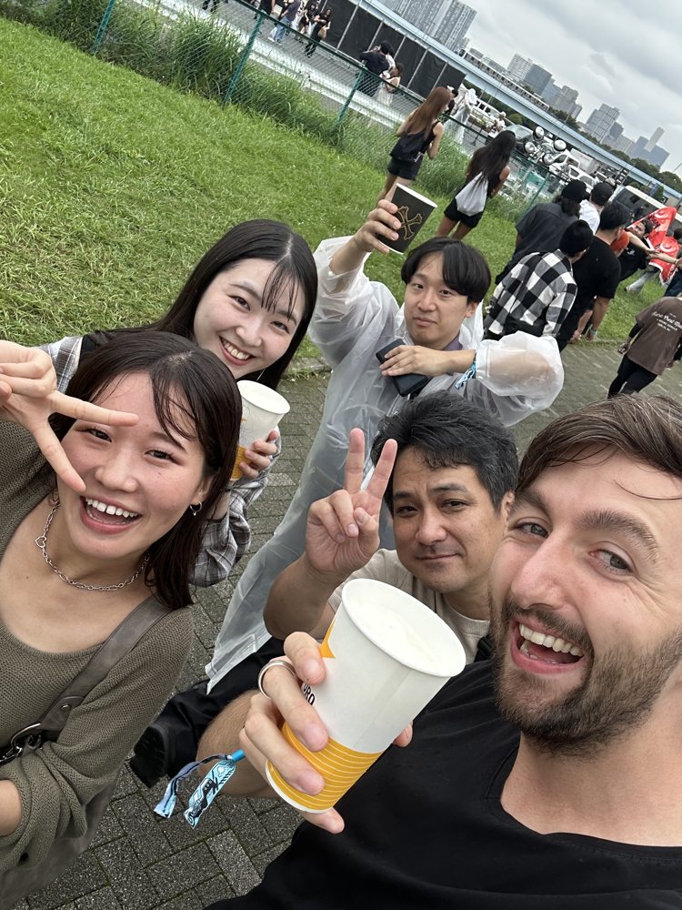 イベント前にドリンクで乾杯する参加メンバー