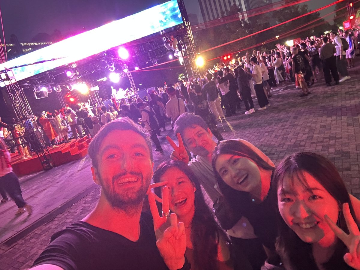 夜のステージを背にした参加メンバー