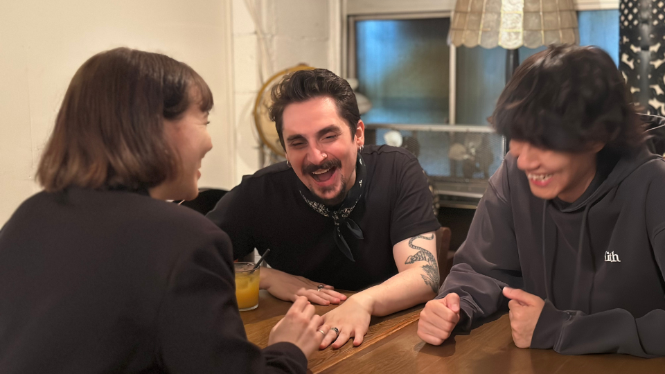 英会話カフェで初心者がメイトと話す様子